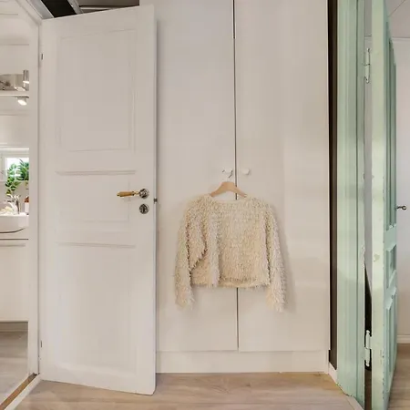 Cozy Hideaway With Private Balcony And Self Check In