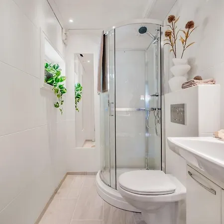 Cozy Hideaway With Private Balcony And Self Check In